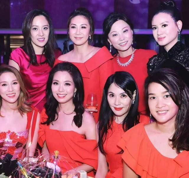 来看组香港名媛们的照片便知道了 这是李嘉欣生日聚会的照片: (虽然