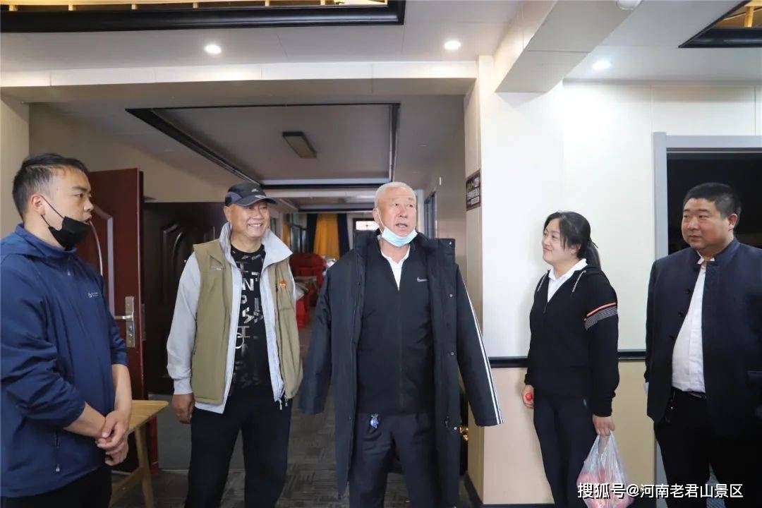 老君山文旅集团董事局主席杨植森到金顶区域现场办公