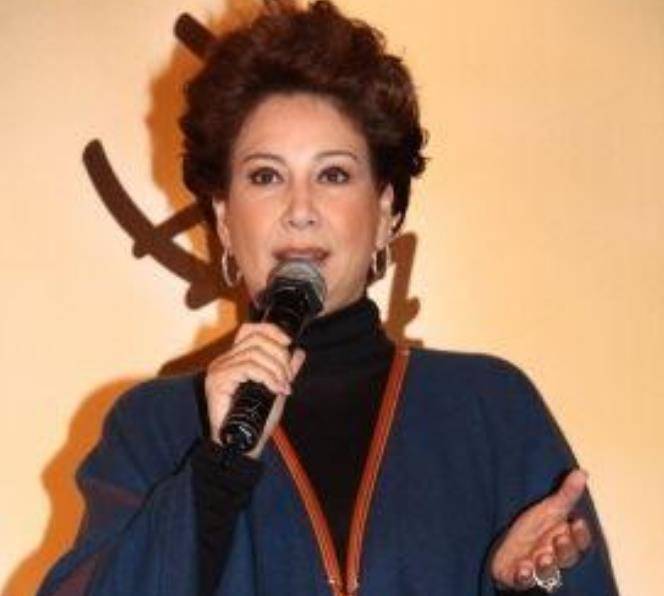 为去世4年的亡夫生女,骂歌坛后继无人,68岁的她活成了传奇!_甄妮