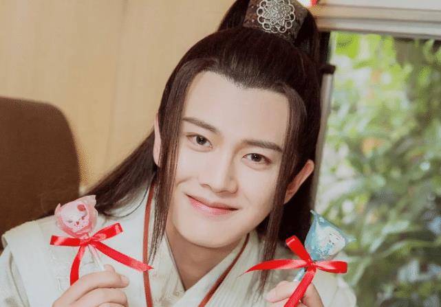 《锦衣之下》,很多粉丝对剧中任嘉伦饰演的陆绎入戏太深,不能接受自己