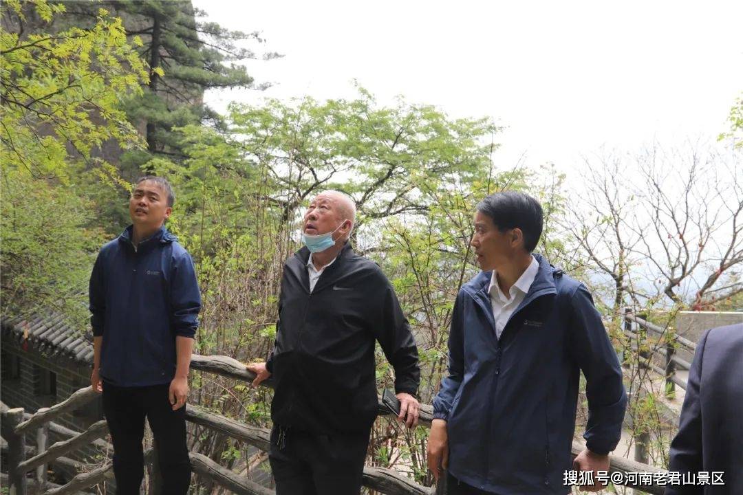 老君山文旅集团董事局主席杨植森到金顶区域现场办公