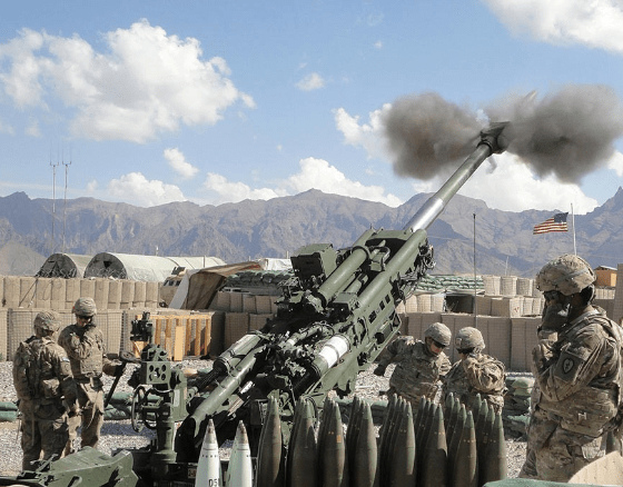 m777榴弹炮,是牵引式超轻型榴弹炮,外观上看有些像加了后坐的迫击炮.