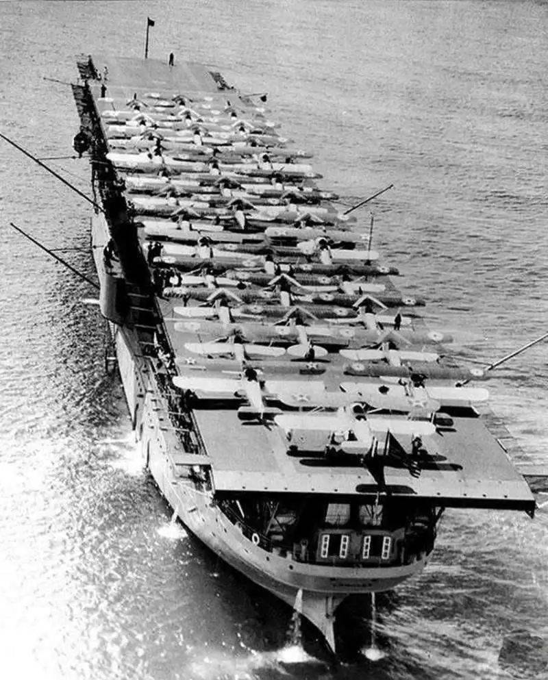原创二战期间的美军航母:甲板上密密麻麻都是舰载机!