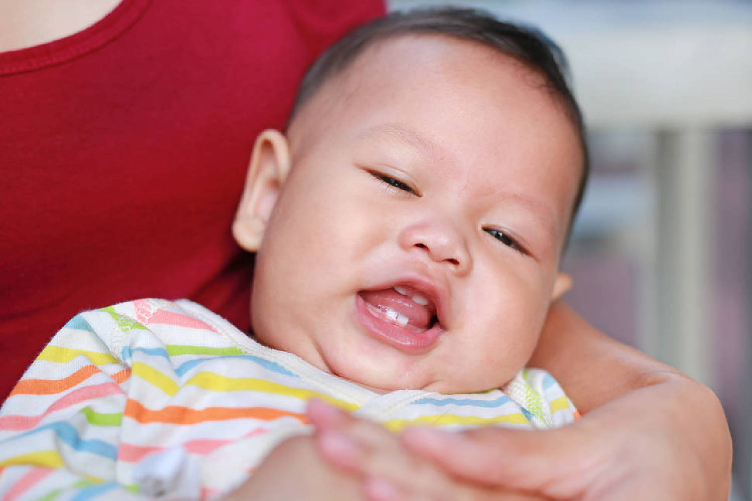 宝宝何时出牙算正常?几个信号要记牢,助娃缓解不适很关键