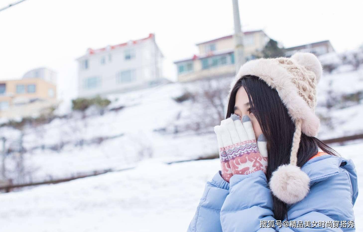 雪地里穿百褶短裙的女孩,青春靓丽,活泼可爱就是有点美丽冻人呢