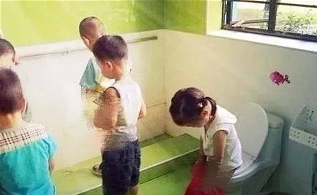 为什么有的孩子不敢在幼儿园拉粑粑?这些原因老师不说