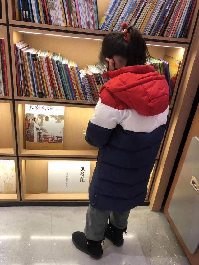 宋沐洋在书店挑选图书