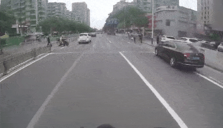 北京街头,摩托骑手斑马线礼让行人,却遭后车不满恶意别车