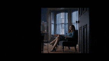 隐藏在角落的孤独女人,空荡房间中摇晃的酒杯,循环播放的老电影,充斥