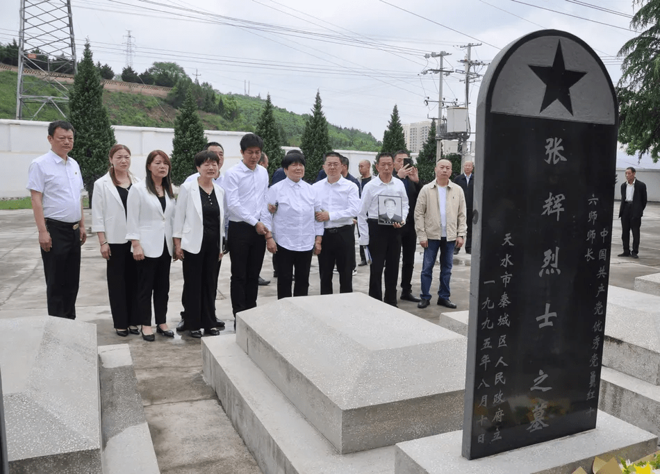 张辉师长后人千里祭英烈 感恩天水85载数代守墓人_烈士