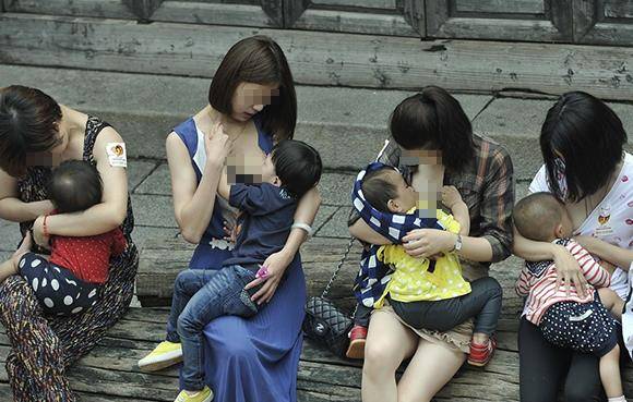 宝妈当众喂奶被录像,客人仗义执言:我看你不舒服能让?