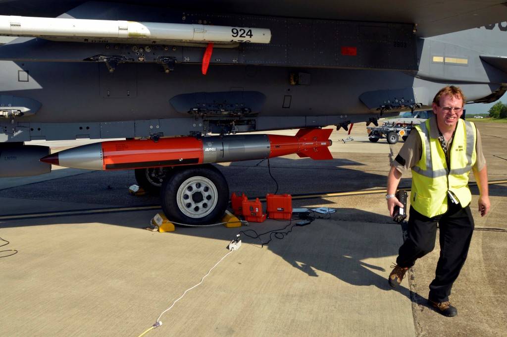 美国空军高调显摆最新b61核炸弹,命中精度已低至30米