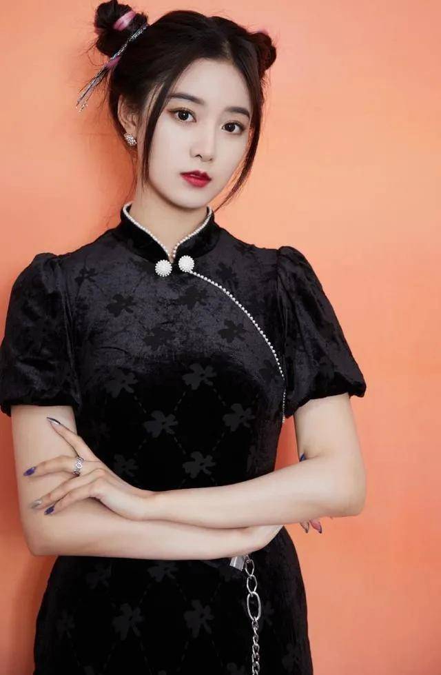 徐艺洋身材"真香",穿旗袍又飒又美,她穿在身上格外的精致灵动