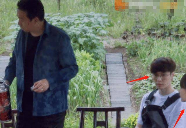 张艺兴真对杨紫心动?3次求表扬,4次甜蜜偷瞄,小表情了