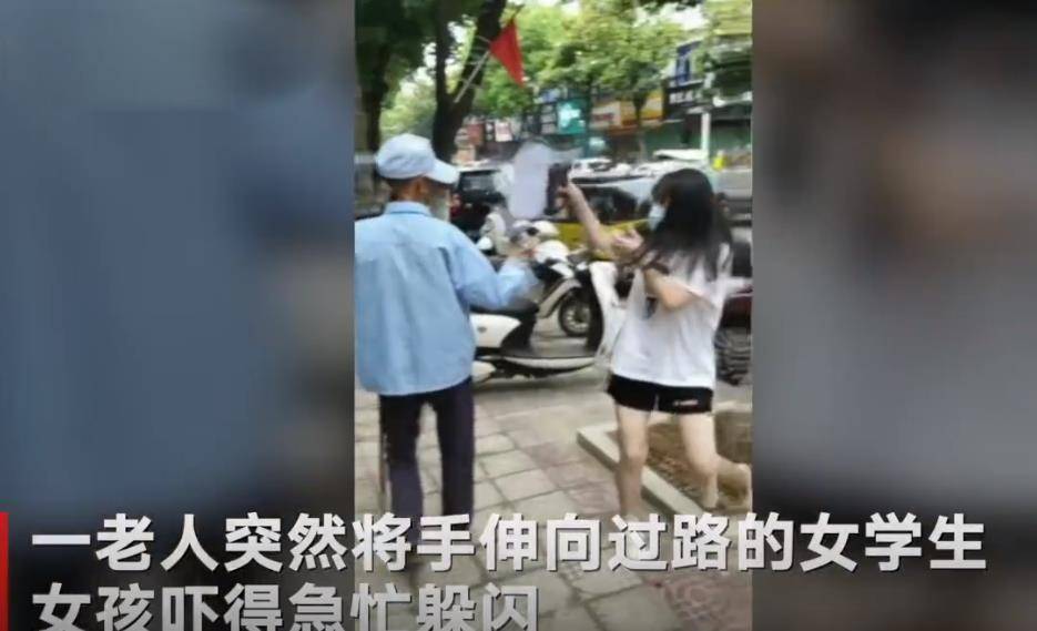 接到女生的报警后,警方第一时间赶往现场进行处置,在东风大道加油站