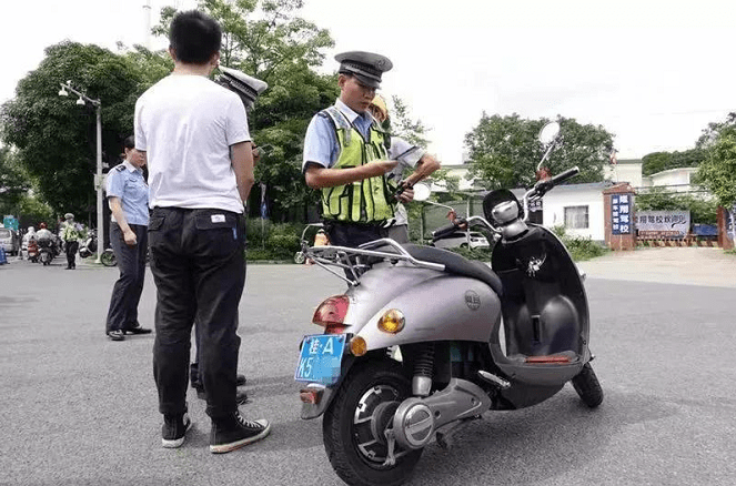 很多网友都留言一个疑问,为什么违规骑电动车,要连累四轮的c1驾驶证被