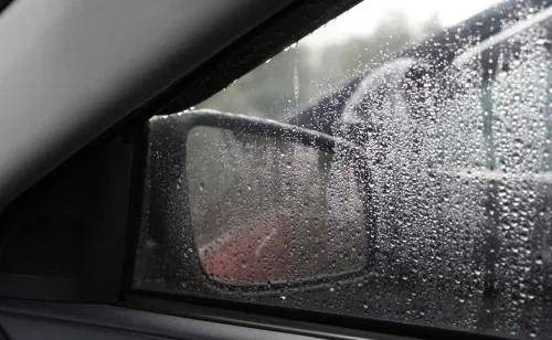 下雨天车窗挂水滴雨刮器越刮越不干净掌握这些小妙招就够了