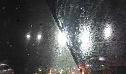 行驶在城市中车辆,在雨中开车时,经常出现 雨刮器刮过之后,留下了一片