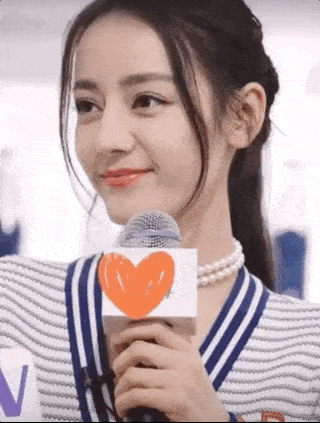 原创迪丽热巴穿包臀裙秀小蛮腰,活动人气火爆,直播三连拍电力十足