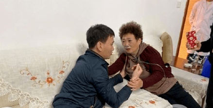 飘柔哥找哥哥33年终团聚 | 保姆拐走主人的孩子,弟弟为寻亲学艺