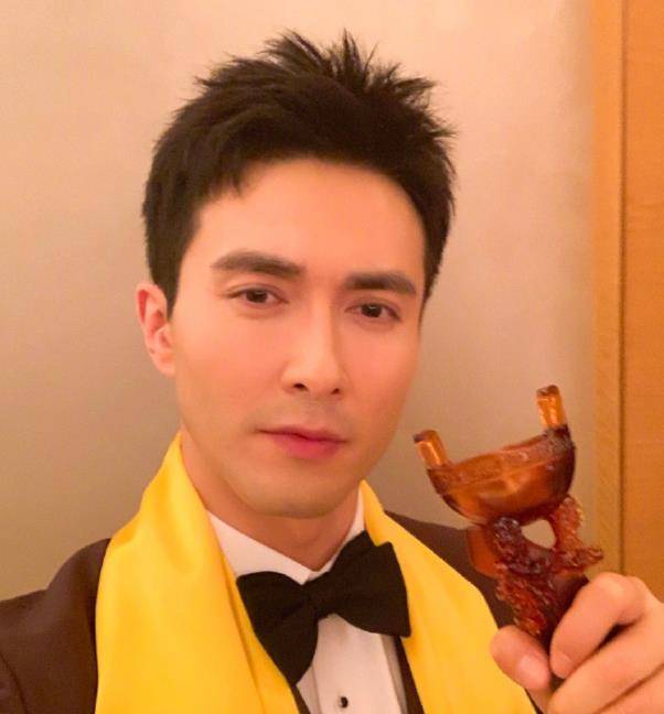 高伟光素颜开直播,无美颜镜头下看起来老十岁!怪不得被叫