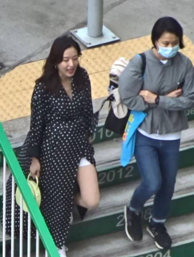 唐诗咏被爆怀孕后罕见出镜衣着靓丽化浓妆与友人交谈心情大好