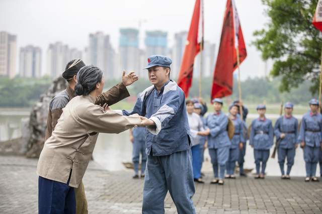 赣南老区人民倾其所有支援红军,把最后一碗米送去做军粮,最后一尺布送
