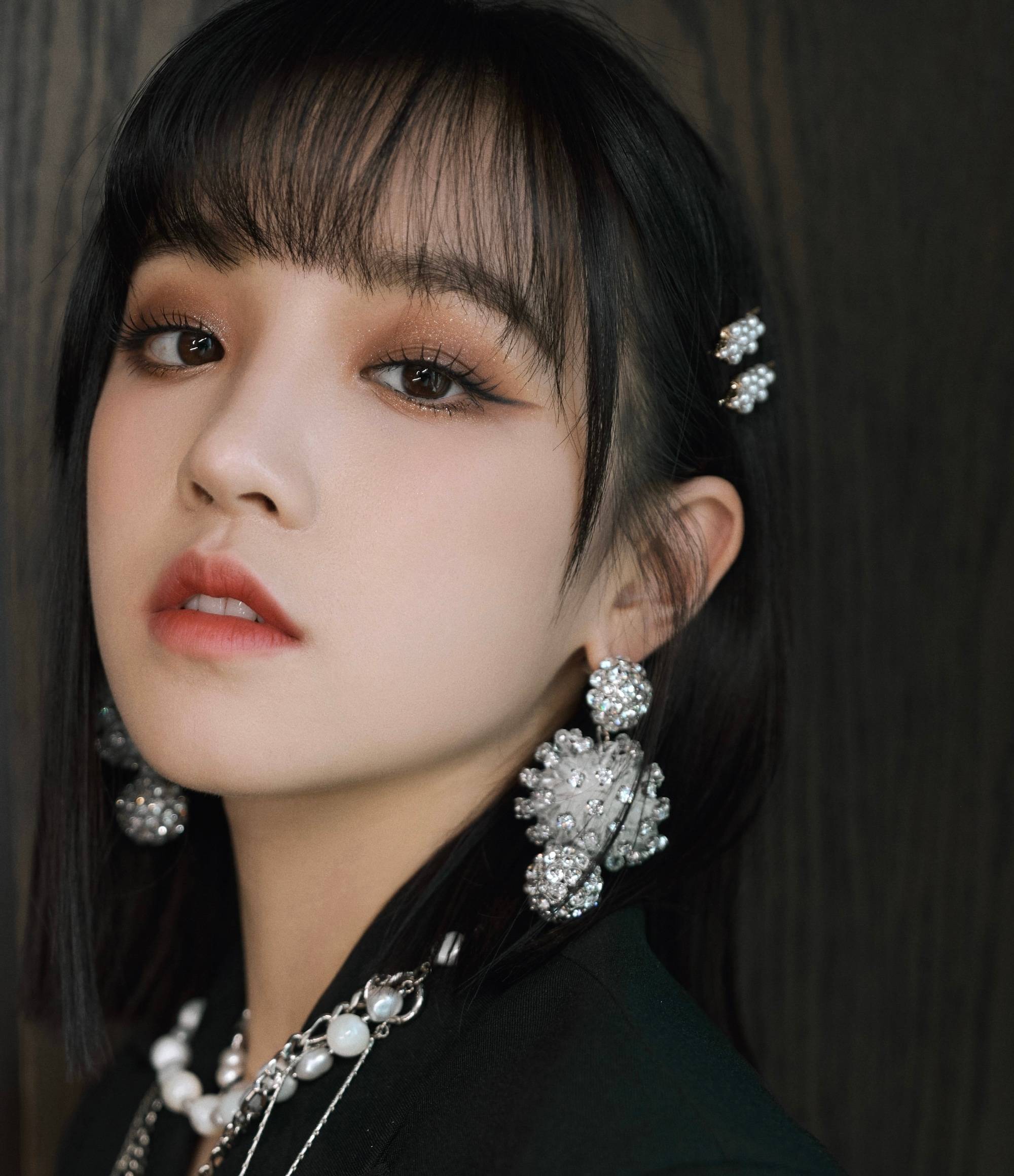 宋雨琦 单曲giant首秀!两套造型好似暗夜精灵,甜美暗黑交融.