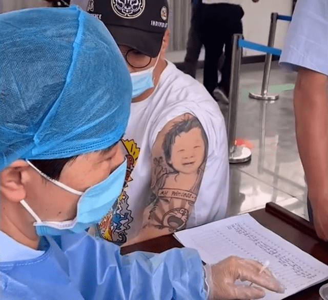 河北一男子打疫苗手臂纹身走红医生直呼太可爱了不忍下手