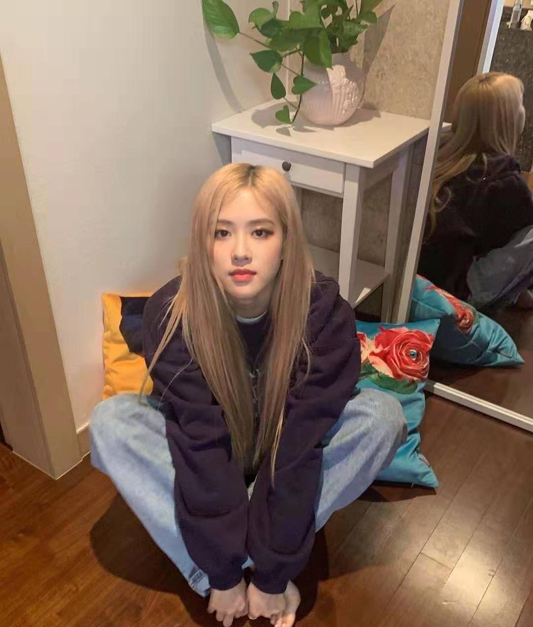 原创rose朴彩英晒照,亚麻发色太显老,魔鬼身材也拯救不了脸大缺陷