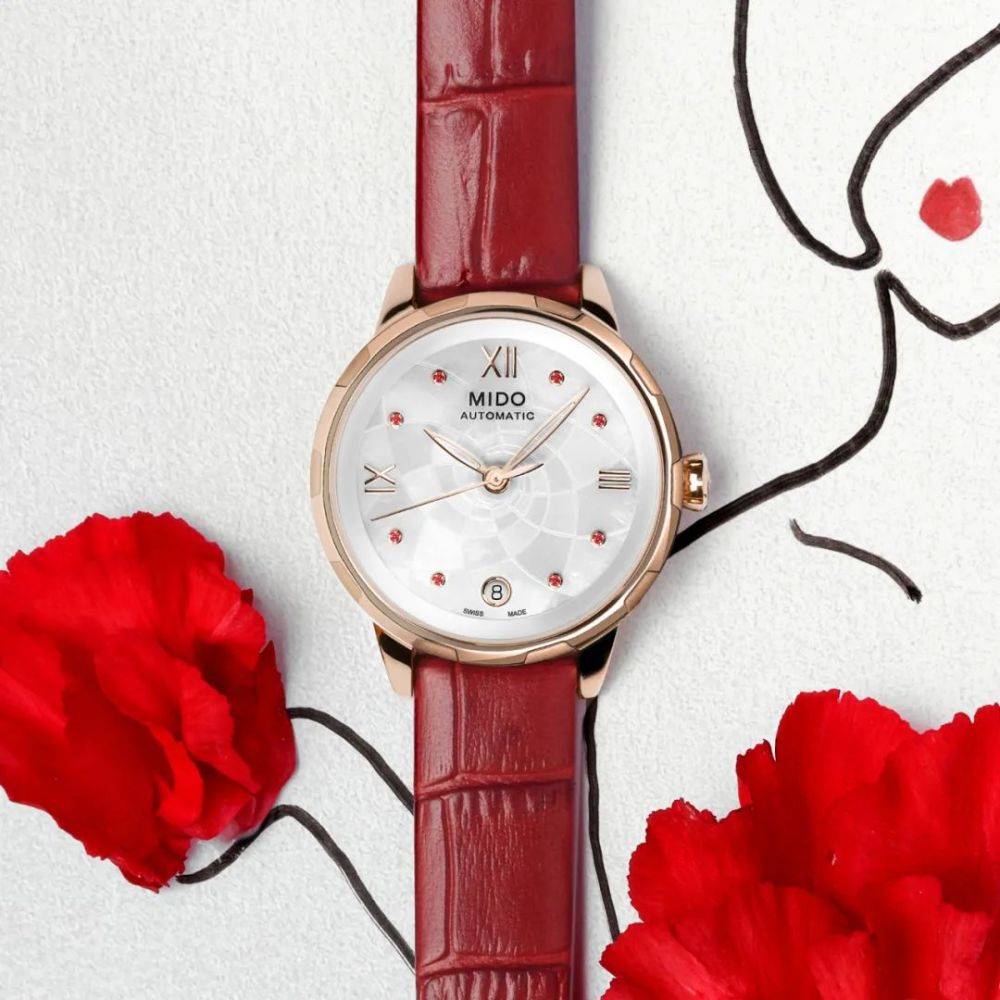 瑞士美度表全新推出花淅系列复古红款长动能珍珠贝母女士腕表,斑斓