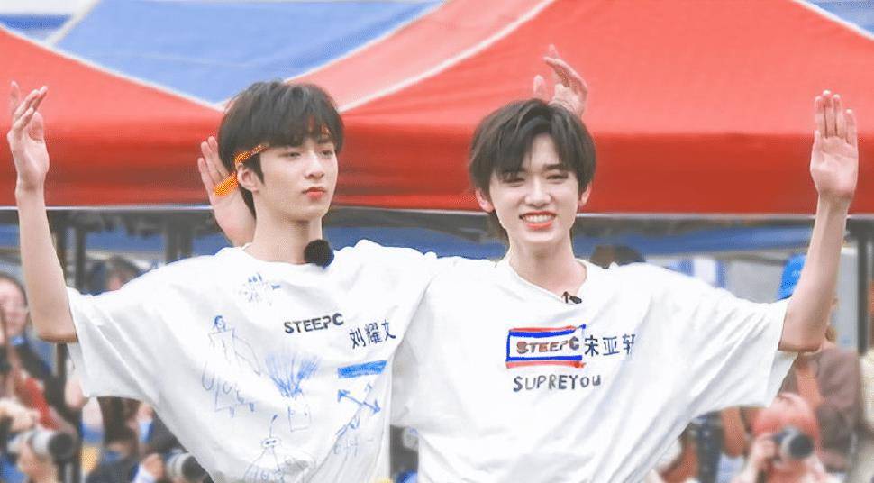 原创时代少年团刘耀文为宋亚轩庆生,从小长到大的情谊,文轩cp锁了