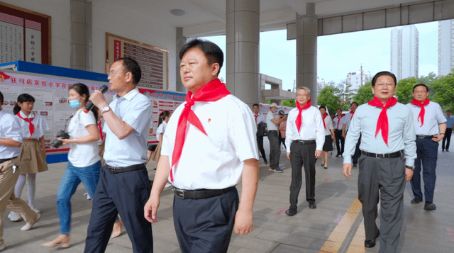 陈星,朱是西"六一"前夕深入驻马店实验小学走访慰问