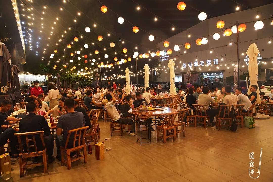 日销一吨的龙虾大排档,全桌人9.9元啤酒任喝!