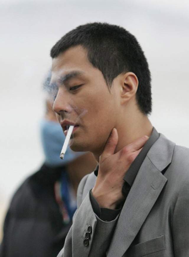 赵寅成过去亦曾经多次被拍下私底下抽烟的照片.