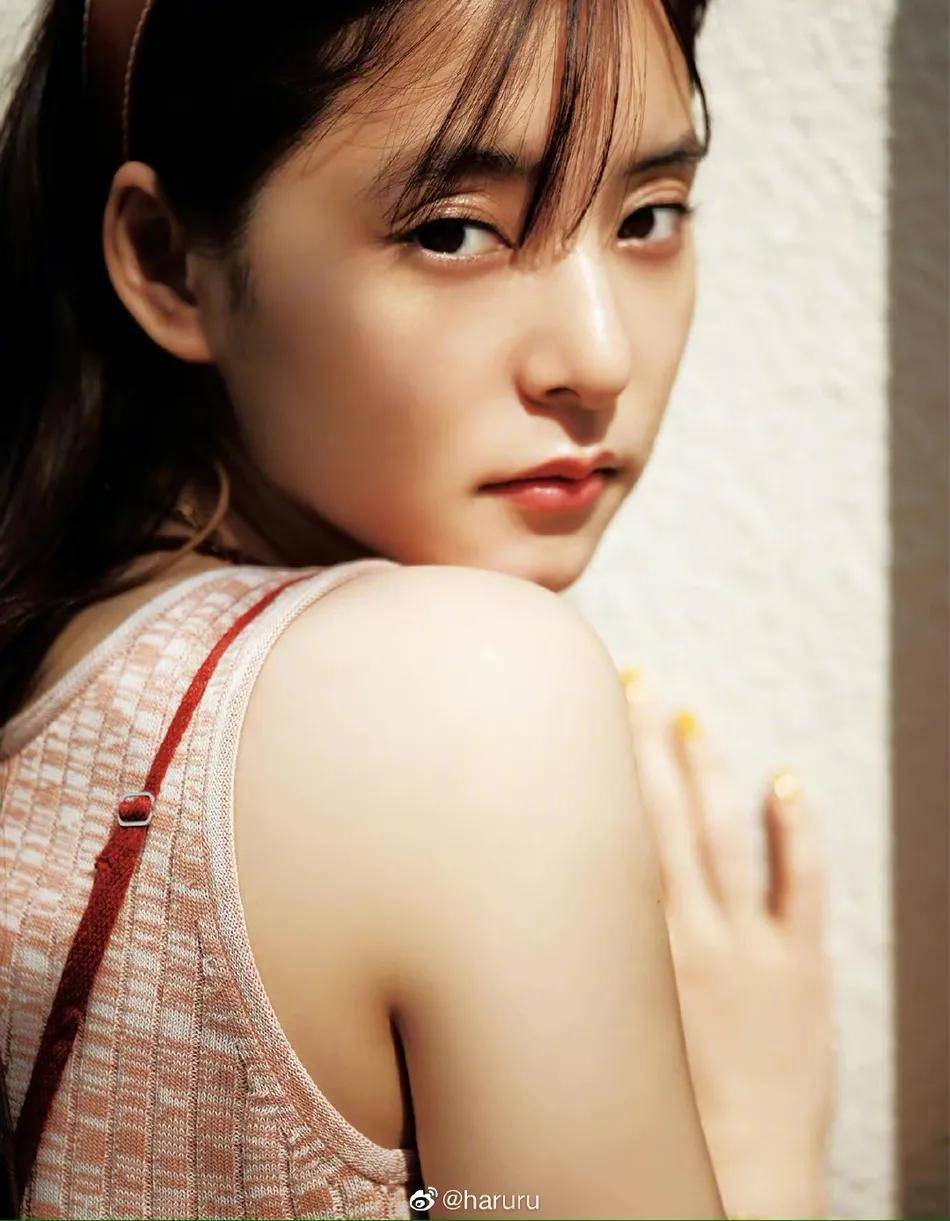 原创日本女星新木优子夏日写真太美了雪肤娇嫩魅力十足