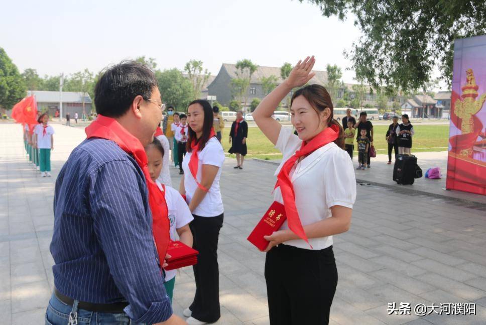 在激昂的乐曲中,团市委学少部部长,濮阳市少先队总辅导员路谦为新聘