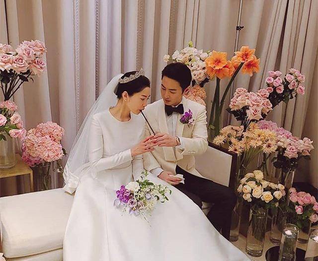 原创神话组合成员junjin公布结婚照,夫妻相拥幸福微笑