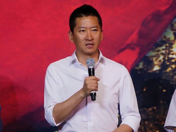 《还珠格格》尔康妻儿曝光?现身医院神情焦急,四岁孩子模样乖巧!