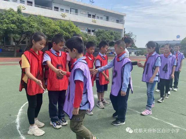 足球转动梦想绿茵放飞梦想天府新区白沙小学班级足球联赛