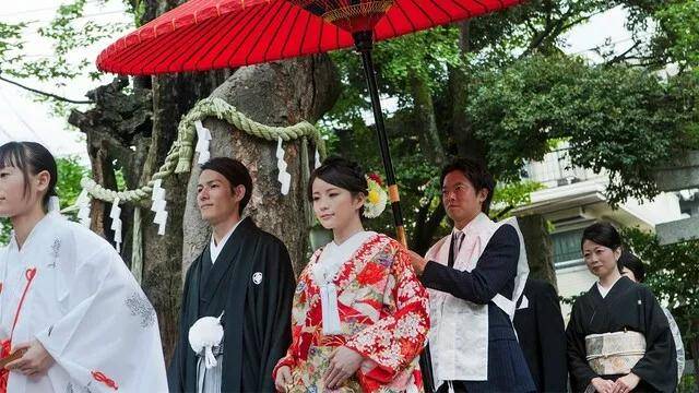出生率下降,晚婚,疫情等诸多问题,造成日本整个结婚行业业绩下降