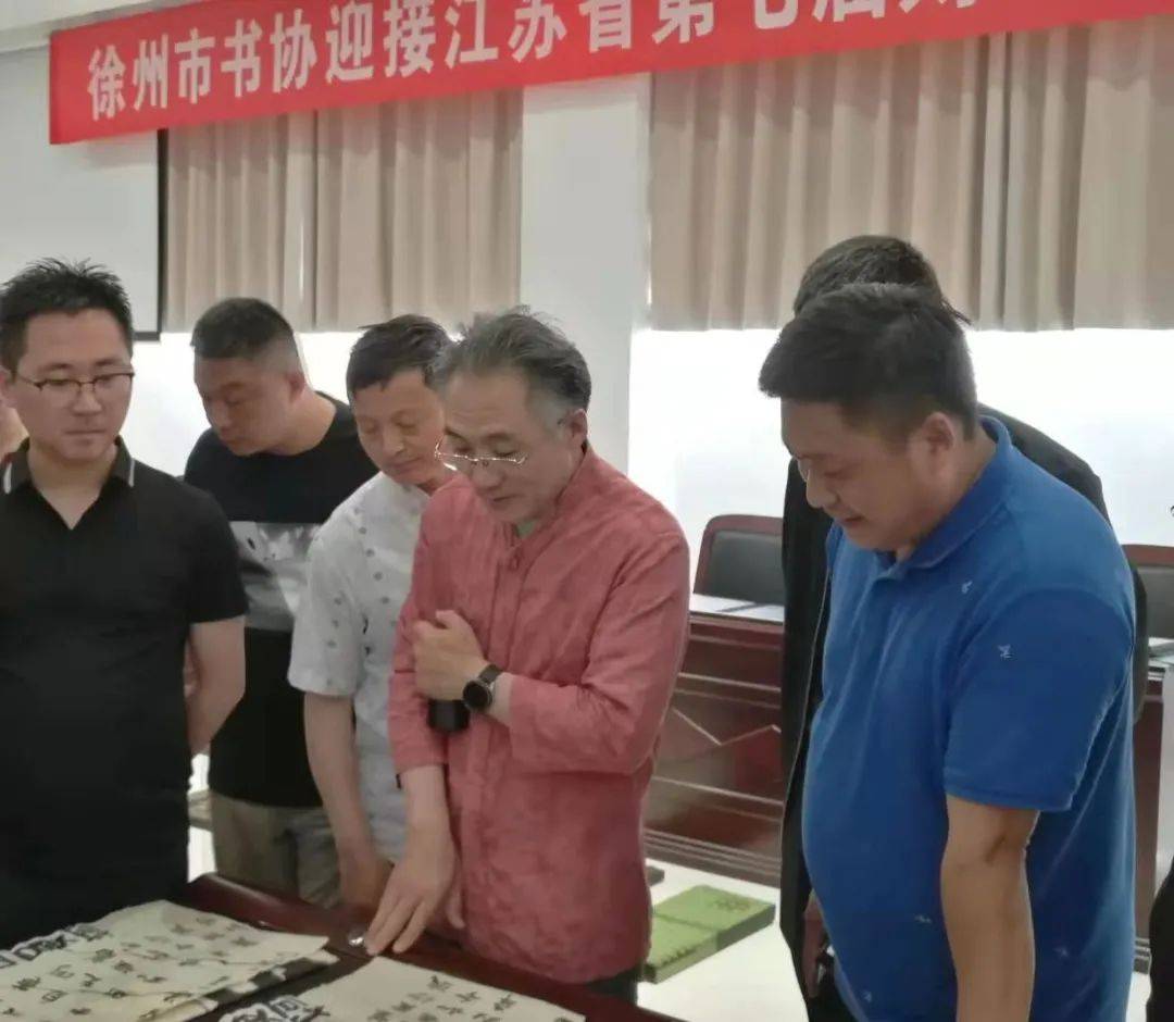 徐州市书法家协会刻字委员会主任毕振江点评作品,并示范创作.