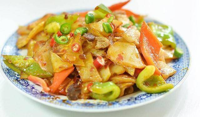 香辣干锅土豆片材料:土豆,红小辣椒,五花肉,杭椒,洋葱,大蒜,姜,香菜