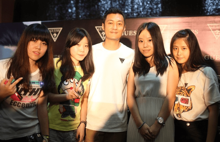 原创余文乐现身夜店美女环绕,搭肩交谈好亲密,小女儿出生才半年