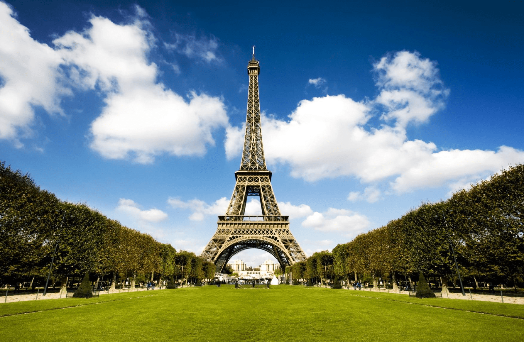法国埃菲尔铁塔参观考察:巴黎的标志性建筑之一