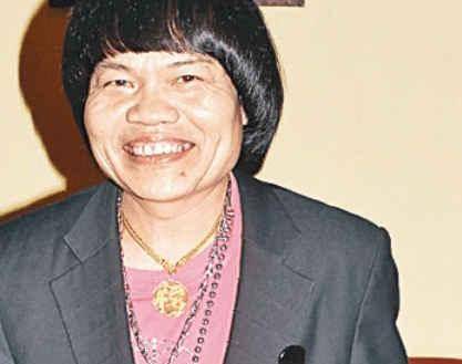 原创香港最丑男人被周星驰捧红,儿子长相帅气,上亿身家被妻子挥霍光