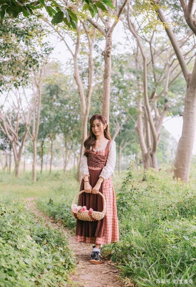 农家女打扮的越南小姐姐在树林里拍写真,清新甜美,可爱又迷人
