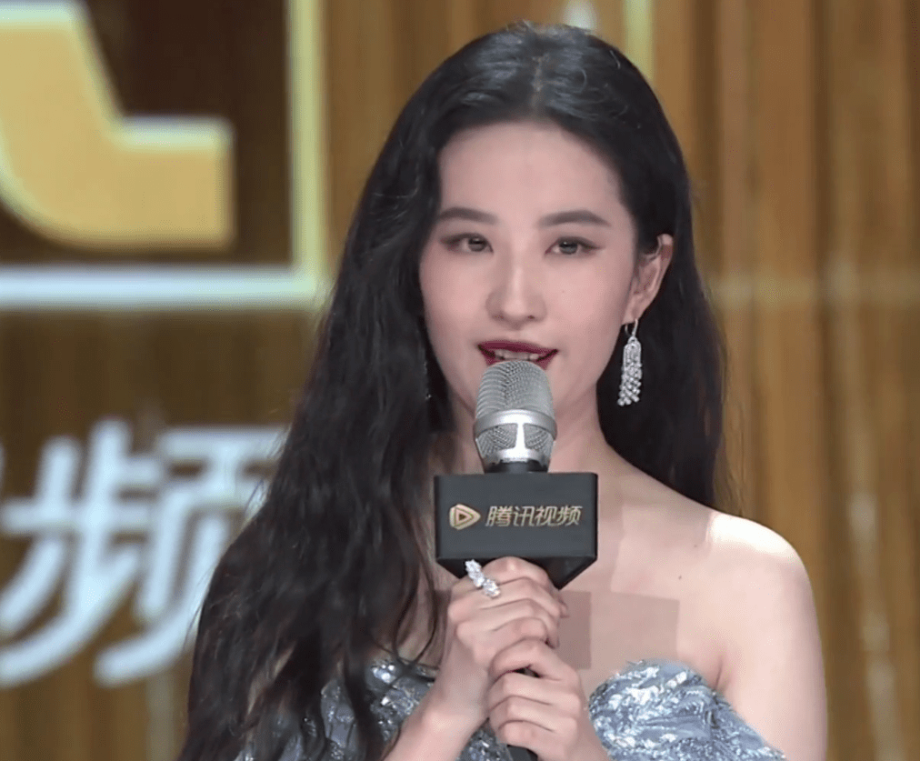 原创拾光盛典造型杨幂雍容优雅迪丽热巴造型敷衍刘亦菲手臂抢镜