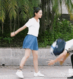 gif搞笑趣图:哥们,我只想问你裙子和包哪里买的?