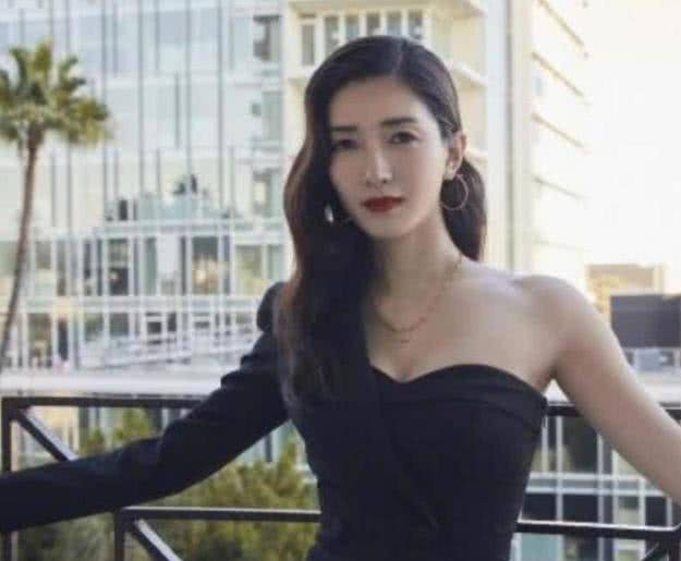 江疏影终于"放飞自我",长裙开叉到大腿,坐下的那刻:"性感女王"